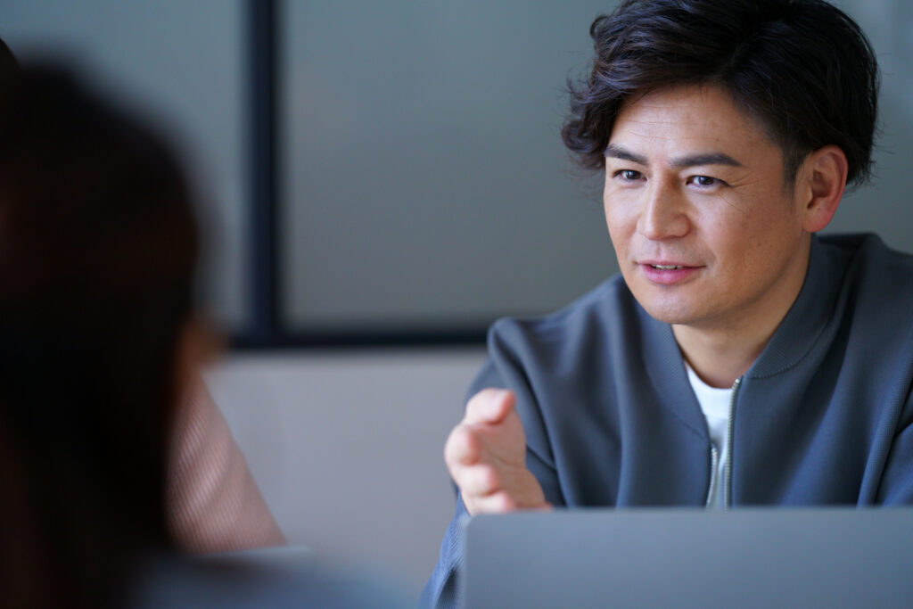 話している男性