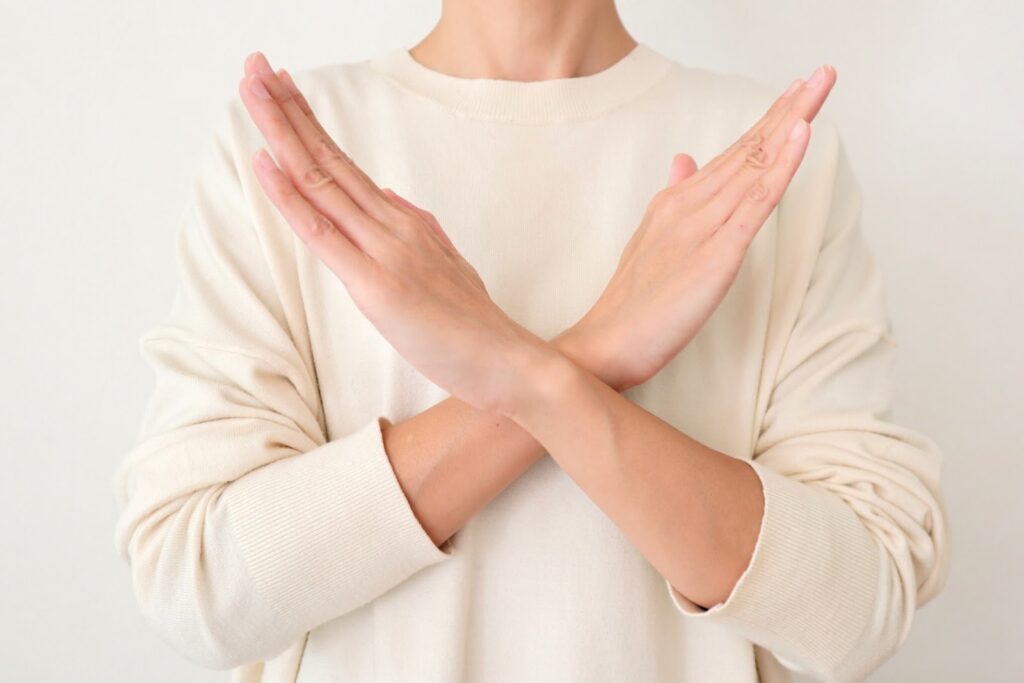 手でばつを作る人